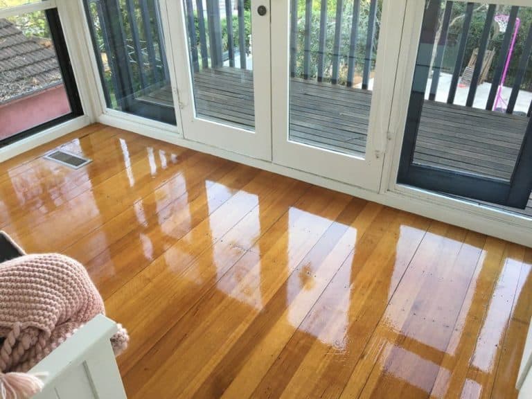 Polished wooden floor for wood waxing and buffing